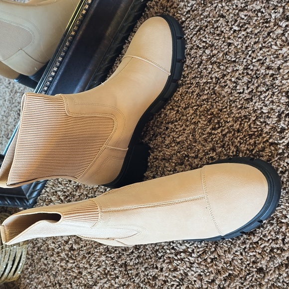 Tan boots, brand new, never been worn. - Picture 2 of 4